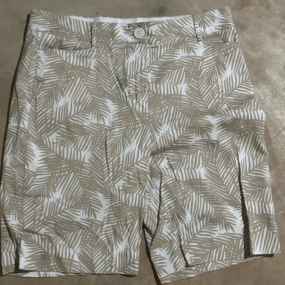 Kim Rogers Bermuda shorts floral. Hawaiian beachy palm leaves khaki Size 12